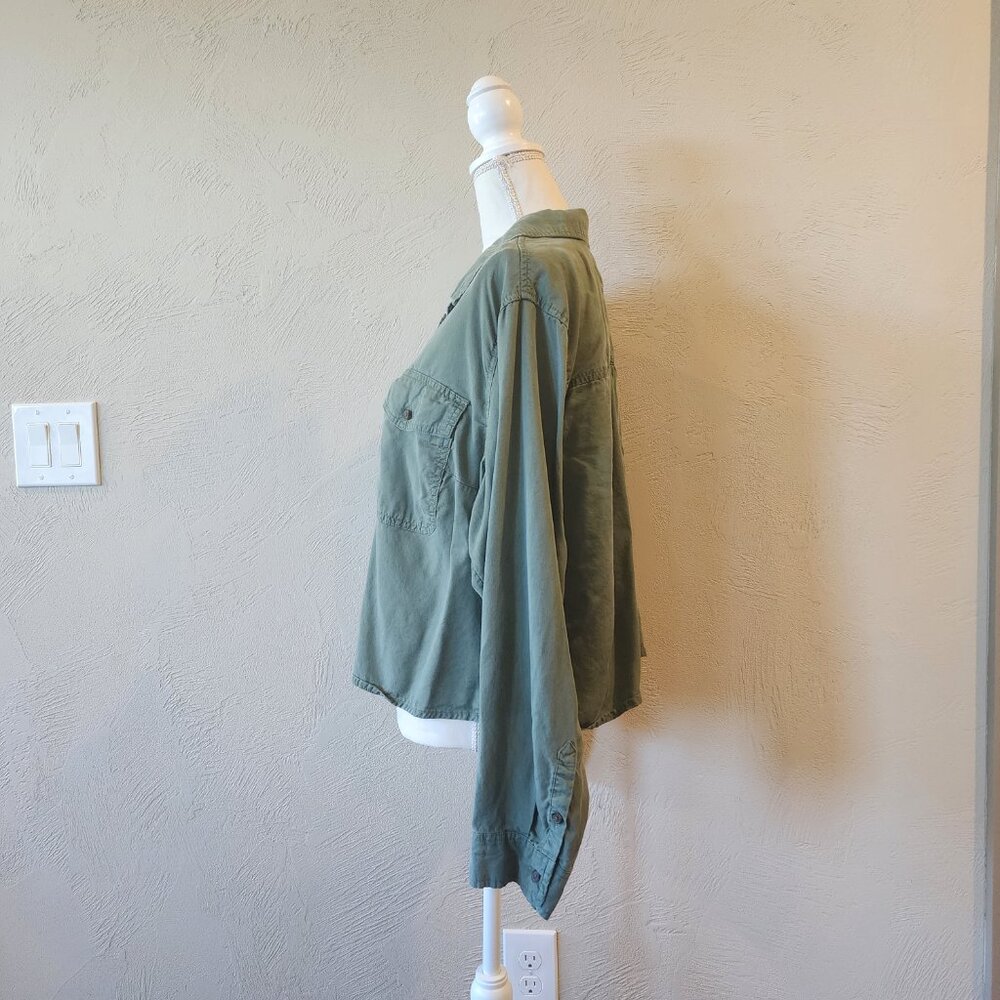 Universal Thread Cropped Button Up - Picture 5 of 5